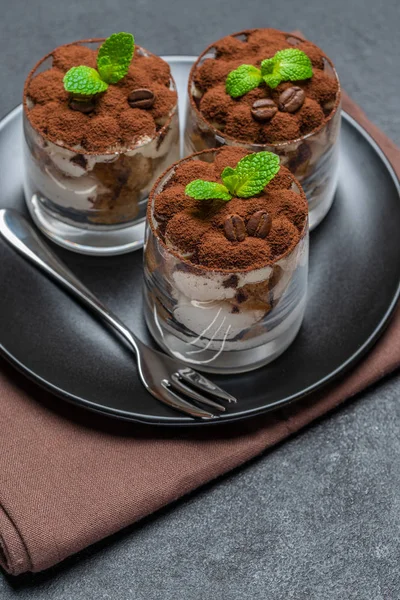 Sobremesa tiramisu clássico em um copo no fundo de concreto escuro — Fotografia de Stock