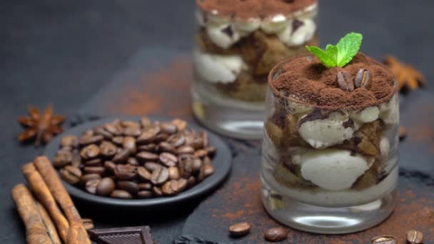 Postre tiramisú clásico en un vaso sobre tabla de servir de piedra sobre fondo de hormigón oscuro — Vídeos de Stock