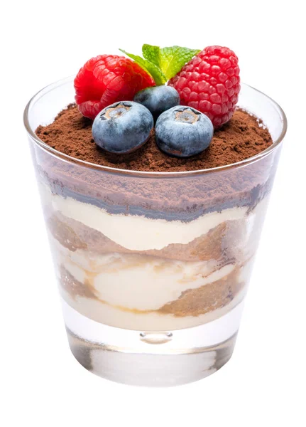 Postre clásico de tiramisú con arándanos y frambuesas en un vaso aislado sobre un fondo blanco con camino de recorte — Foto de Stock