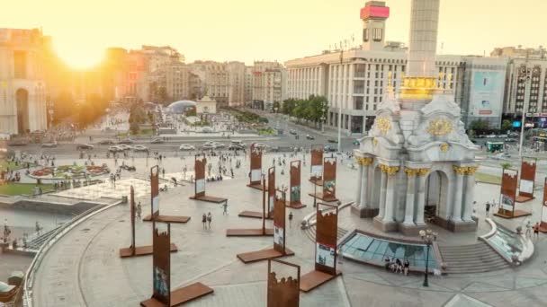 Khreshchatyk straat en het Onafhankelijkheidsplein in Kyiv Kiev — Stockvideo