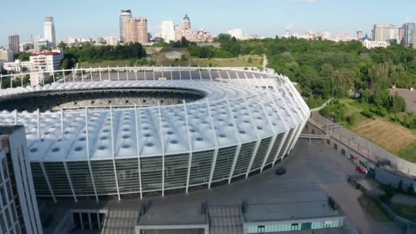 Kväll stadsbild Flygfoto av Kiev Olympic Stadium juni 2019 — Stockvideo