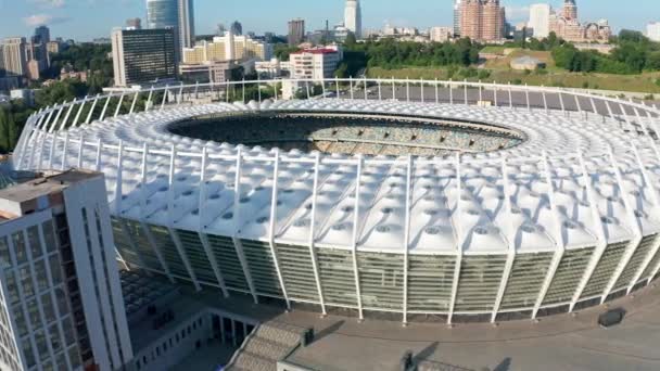 Avond stadsgezicht luchtfoto van het Olympisch Stadion van Kiev juni 2019 — Stockvideo