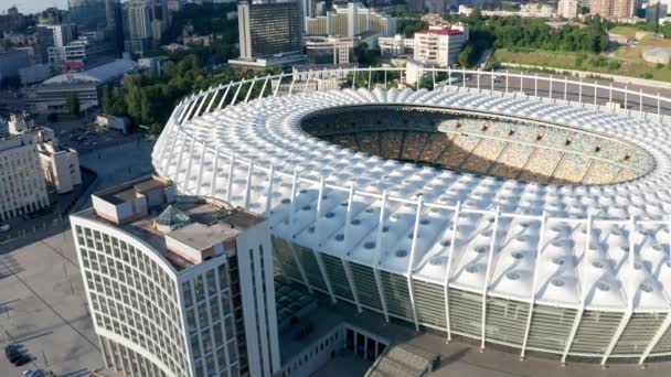 Vista aérea del paisaje urbano nocturno del Estadio Olímpico de Kiev junio 2019 — Vídeos de Stock