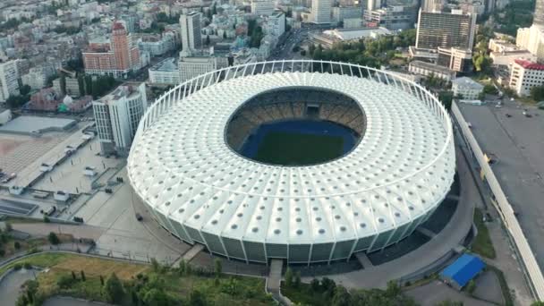 Vista aérea noturna da paisagem urbana do Estádio Olímpico de Kiev junho 2019 — Vídeo de Stock