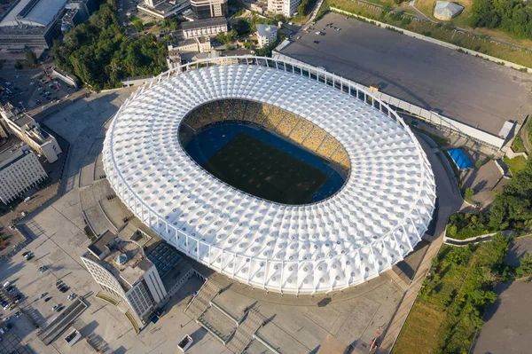 Avond stadsgezicht luchtfoto van het Olympisch Stadion van Kiev juni 2019 — Stockfoto