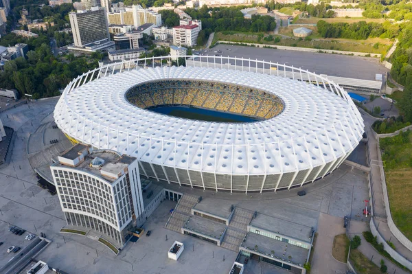 Vista aérea del paisaje urbano nocturno del Estadio Olímpico de Kiev junio 2019 — Foto de Stock