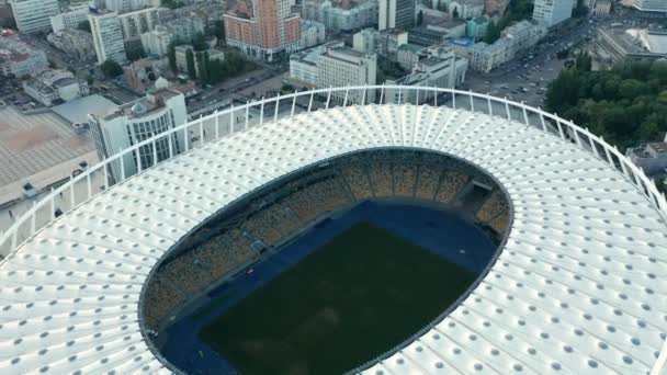 Vista aérea del paisaje urbano nocturno del Estadio Olímpico de Kiev junio 2019 — Vídeo de stock