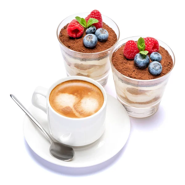 Csésze kávéház és a klasszikus tiramisu desszert áfonyával és málna egy pohár izolált fehér háttér Vágógörbe — Stock Fotó