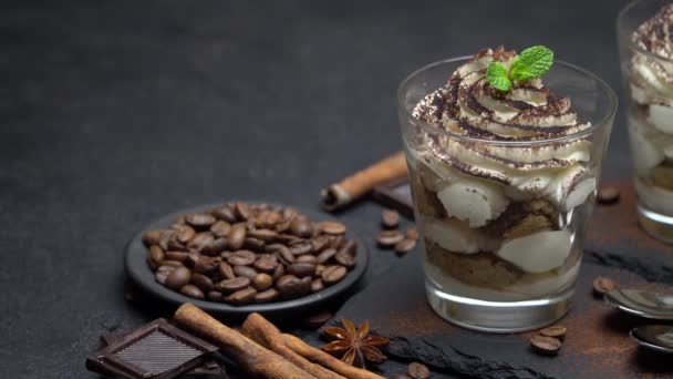 Классический десерт из тирамису с черникой и клубникой в стакане на каменной доске — стоковое видео