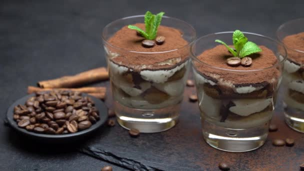 Postre tiramisú clásico en un vaso sobre tabla de servir de piedra sobre fondo de hormigón oscuro — Vídeos de Stock