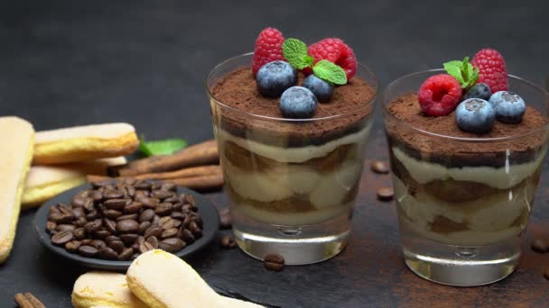 Tiramisu-Dessert mit Blaubeeren und Himbeeren im Glas und herzhaften Keksen — Stockvideo