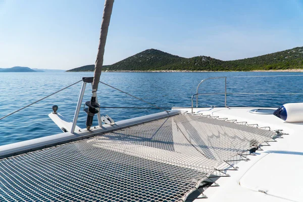 Bella vista da uno yacht o catamarano in mare e mantiene. Croazia — Foto Stock