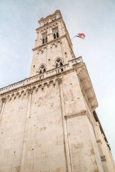 Turnul bisericii Sf. Lovre din Trogir, Croaţia — Fotografie, imagine de stoc