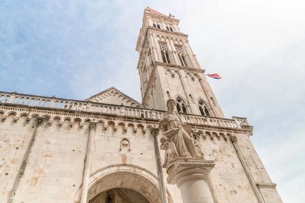 Monument sau statuie în piața bisericii Saint Lovre din Trogir, Croația — Fotografie, imagine de stoc