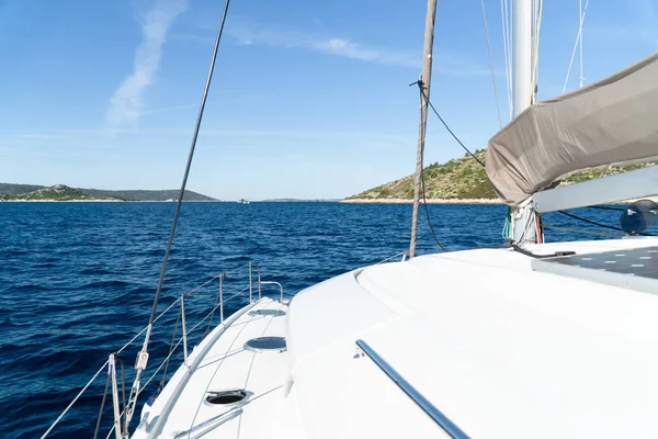 Catamarã navegando no mar na Croácia, Europa — Fotografia de Stock