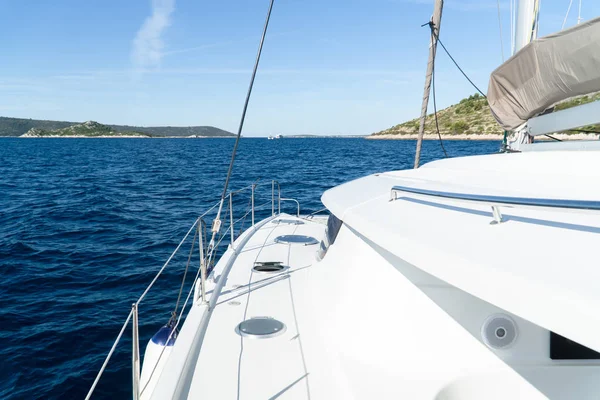 Catamaran zeilen op zee in Kroatië, Europa — Stockfoto