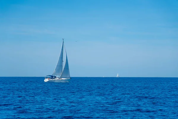 Lonely Yacht zeilen op geopende zee, Kroatië — Stockfoto