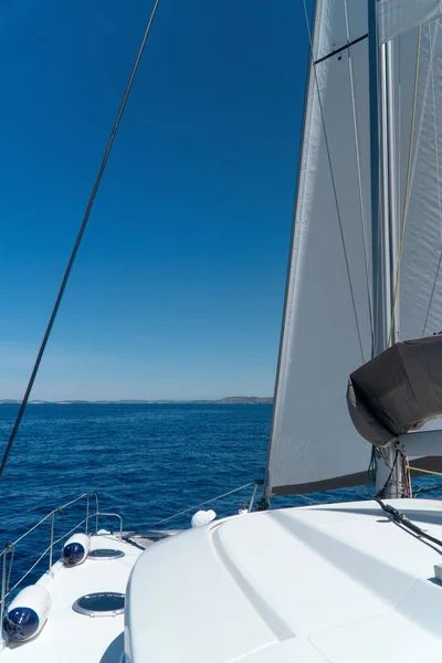 Catamaran zeilen op zee in Kroatië, Europa — Stockfoto