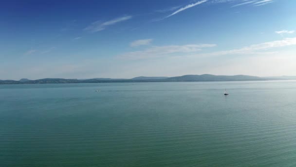 Imágenes de drones Vista aérea del lago Balaton, Hungría — Vídeos de Stock