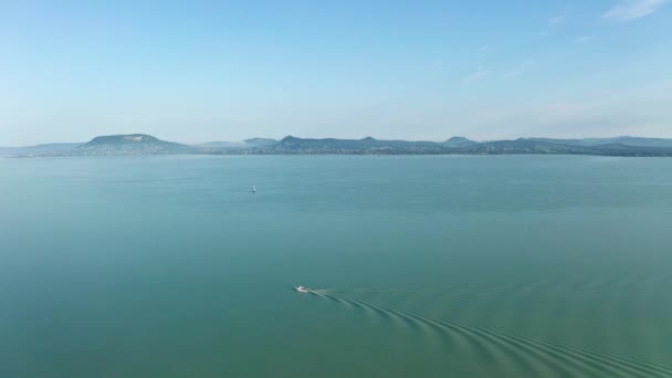 헝가리 발라톤 호수의 드론 영상 공중 보기 — 비디오