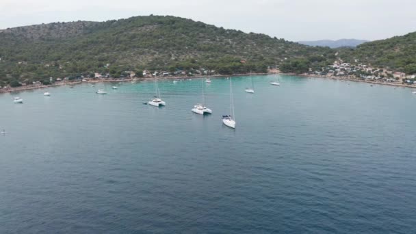 Aerial Drone Shot av Marina Bay i Adriatiska havet, Kroatien — Stockvideo