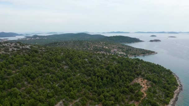 Hırvatistan'ın Adriyatik Denizi'nde marina koyu havadan drone atışı — Stok video