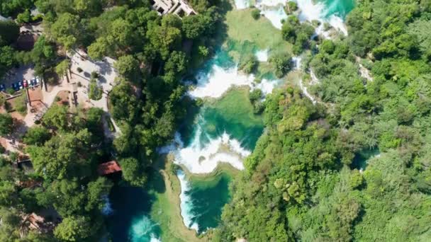 Krka Milli Parkı şelaleleri üzerinde uçan drone havadan video görüntüleri, Hırvatistan — Stok video