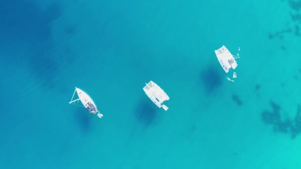 Bzukot záběr, pohled na katamaran plující na otevřeném moři — Stock video