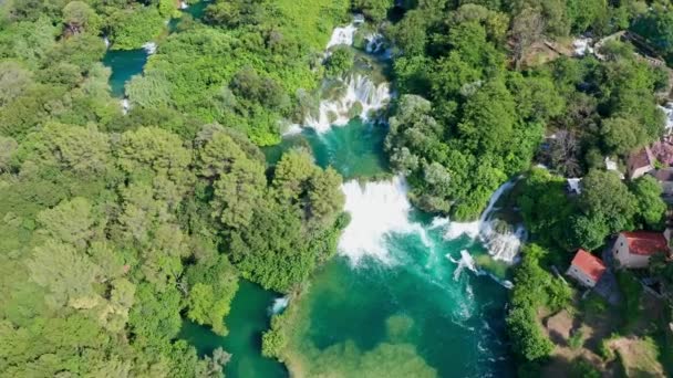 Drone Aerial videobeelden vliegen over Krka National Park watervallen, Kroatië — Stockvideo