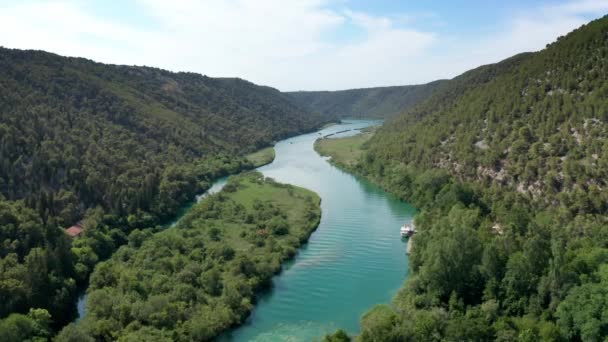 Videocassetta aerea con drone che sorvola le cascate del Parco Nazionale di Krka, Croazia — Video Stock