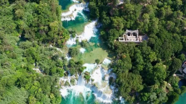 Krka Milli Parkı şelaleleri üzerinde uçan drone havadan video görüntüleri, Hırvatistan — Stok video