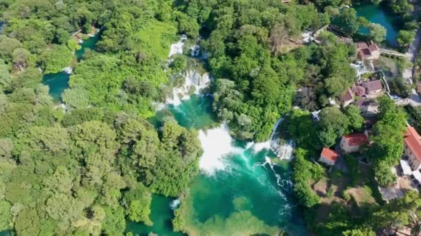 Krka Milli Parkı şelaleleri üzerinde uçan drone havadan video görüntüleri, Hırvatistan — Stok video