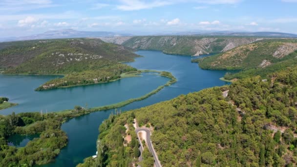크로아티아 크르카 국립공원 폭포 위로 날아가는 드론 공중 비디오 영상 — 비디오