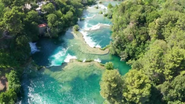 Imagens de vídeo aéreo de drones sobrevoando cachoeiras do Parque Nacional de Krka, Croácia — Vídeo de Stock