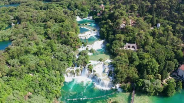 Imagens de vídeo aéreo de drones sobrevoando cachoeiras do Parque Nacional de Krka, Croácia — Vídeo de Stock