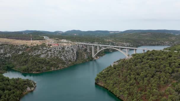 크로아티아 강 을 통해 다리의 공중 무인 항공기 영상 — 비디오