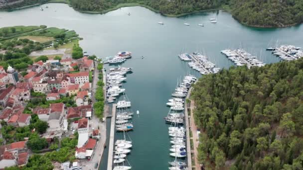 Aerial Drone Shot av Marina Bay i Adriatiska havet, Kroatien — Stockvideo