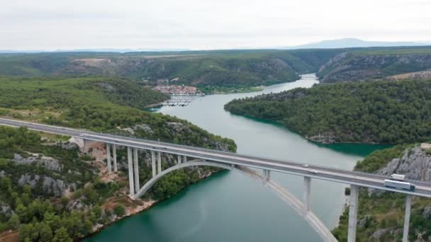 Lotnicze Drone nagrania mostu nad rzeką w Chorwacji — Wideo stockowe