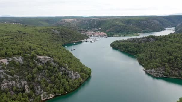 Повітряний безпілотний постріл затоки Маріна в Адріатичному морі, Хорватія — стокове відео