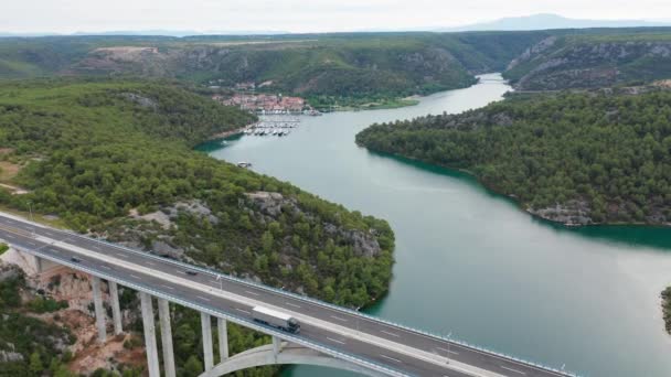 Lotnicze Drone nagrania mostu nad rzeką w Chorwacji — Wideo stockowe