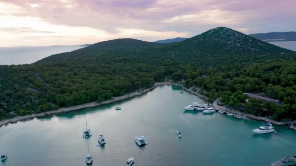 Drone aéreo tiro de baía de marina em mar adriático, Croácia — Vídeo de Stock