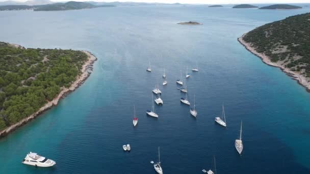 Aerial drone shot van Marina Bay in de Adriatische Zee, Kroatië — Stockvideo