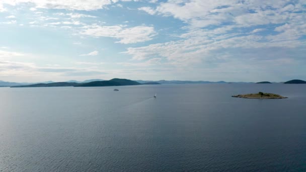 Drone aérien de la baie de la marina en mer adriatique, Croatie — Video