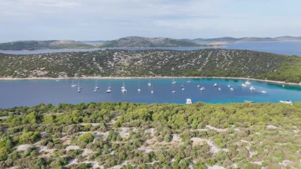 Dron powietrzny strzał z zatoki Marina w Morzu Adriatyckim, Chorwacja — Wideo stockowe