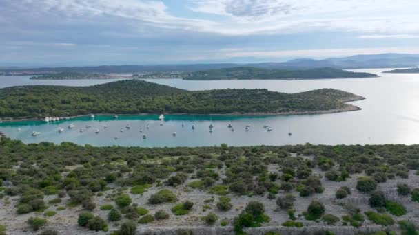 Légifotó-drone az Adriai tenger jachtkikötője, Horvátország — Stock videók