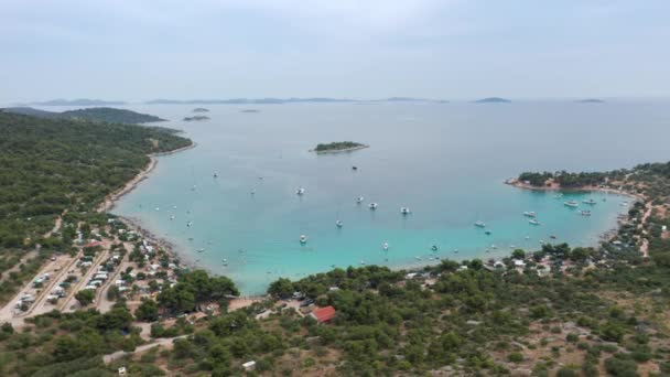 Aerial Drone Shot av Marina Bay i Adriatiska havet, Kroatien — Stockvideo