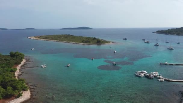 アドリア海のマリーナ湾の空中ドローンショット, クロアチア — ストック動画