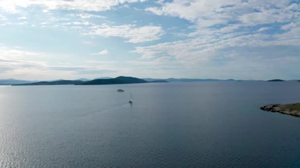 Drone aéreo tiro de baía de marina em mar adriático, Croácia — Vídeo de Stock