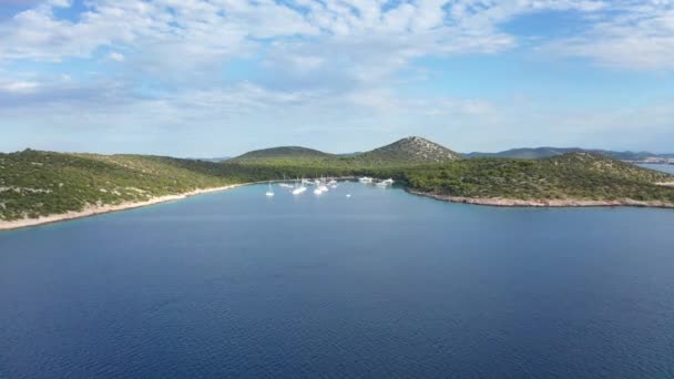 Dron powietrzny strzał z zatoki Marina w Morzu Adriatyckim, Chorwacja — Wideo stockowe