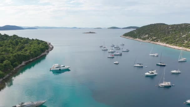 Aerial drone shot van Marina Bay in de Adriatische Zee, Kroatië — Stockvideo